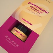 VELA DE MASSAGEM PASSIONATE COM FEROMONAS E AROMA A MARACUJ� 20ML CRUSHIOUS